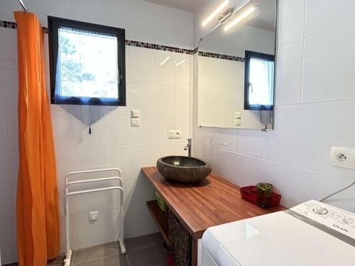 une salle de bain avec un lavabo et un miroir dans l'établissement Maison calme avec jardin clos, 800m plage - 2 chambres, BBQ, parking privé, Wifi - FR-1-224B-116, à La Guérinière