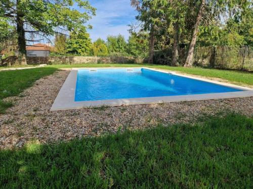 une piscine au milieu d'une cour dans l'établissement Cottage paisible, à Ribérac