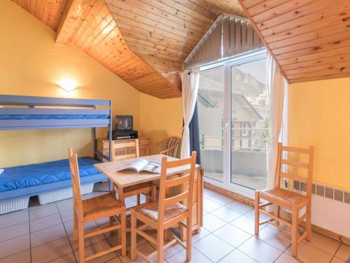une pièce avec une table, des chaises et un lit dans l'établissement Studio confortable avec balcon et parking à Briançon, près des commerces et télécabine - FR-1-330C-38, à Briançon