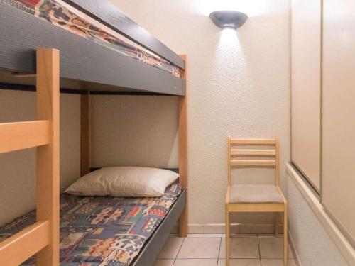 - une chambre avec des lits superposés, une échelle et une chaise dans l'établissement Appartement 2 pièces, 6 pers, proche télécabine & centre, garage inclus - Briançon - FR-1-330C-26, à Briançon