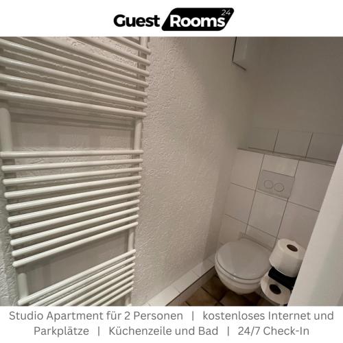baño con aseo blanco y ventana en Studio Apartment - GuestRooms24 - Marl, en Marl