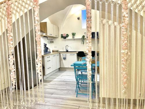 une cuisine et une salle à manger avec une table bleue dans l'établissement *Le Lotus*Fiber Wifi*Hyper Center*, à Salon-de-Provence