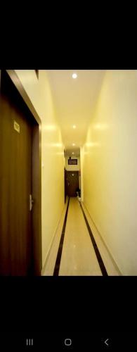 un largo pasillo con una bolera en New hotel blue stars, en Varanasi
