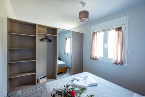 - une chambre avec un lit et une étagère dans l'établissement Thea Luxury residences, à Zakharo