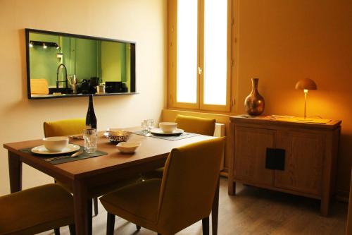 une salle à manger avec une table, des chaises et un miroir dans l'établissement Picassiette, à Chartres