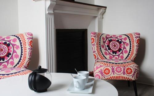 un salon avec deux chaises et une table dans l'établissement Picassiette, à Chartres