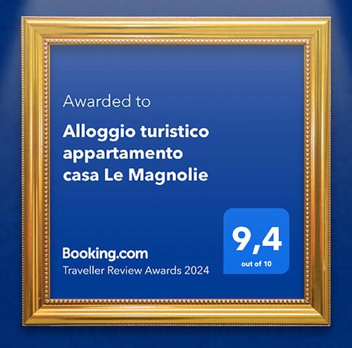een foto van een gouden frame op een blauwe achtergrond bij Alloggio turistico appartamento casa Le Magnolie presso Magicland e Magicsplash in Paliano