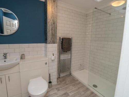 een badkamer met een toilet, een bad en een wastafel bij 1 Ilsham Cottages in Torquay