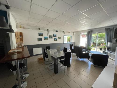 un salon avec une table et des chaises dans l'établissement La musette du Tarn, à Mostuéjouls