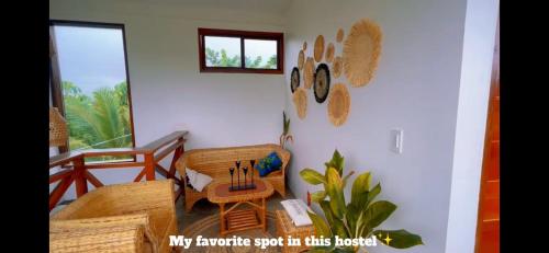 Habitación con mesa y silla en la pared en Siargao Zita's Garden Inn, en General Luna