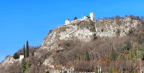 un castello in cima a una montagna rocciosa di La Chicca Maison a Vercurago