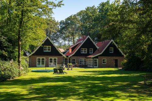 een groot huis midden in een tuin bij 't Borghuis in Losser