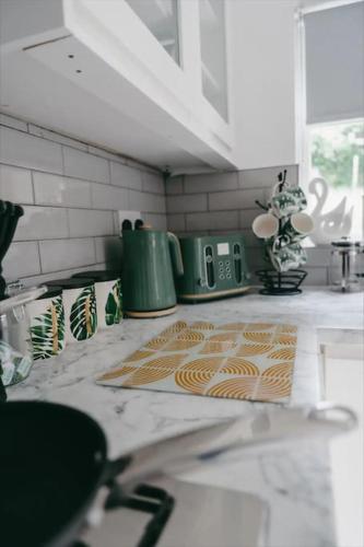 a kitchen counter with a cutting board on a counter top at Sapphire Lodge-Wyndale-WContractors Parking in Birmingham