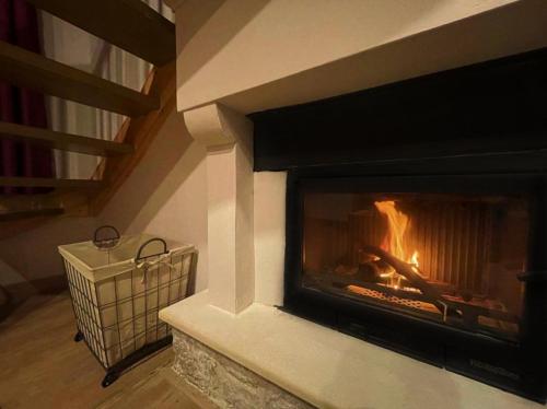 un camino in un soggiorno con caminetto di Δρυάδες Suites ad Aráchova
