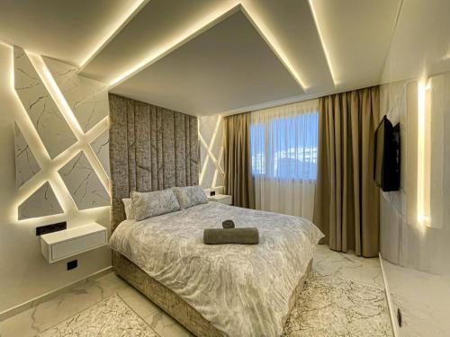 sypialnia z dużym łóżkiem i telewizorem w obiekcie TANGIER City Centre Residence HILTON w mieście Tanger