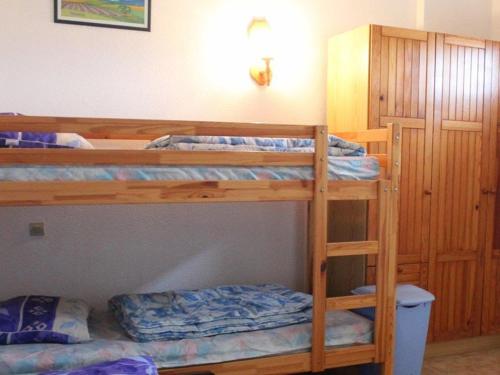 - une chambre avec 2 lits superposés et des toilettes dans l'établissement Studio cabine mezzanine 6 pers, terrasse, barbecue, parking privé - Marseillan-Plage - FR-1-326-403, à Marseillan