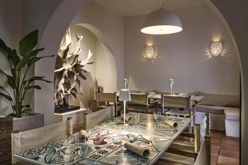 a dining room with a table and chairs at Boutique Hotel Solaz in Porto Rafael