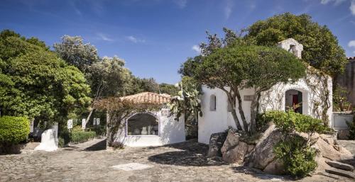 an old house with an archway in a yard at Boutique Hotel Solaz in Porto Rafael