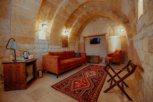 een woonkamer met een bank en een tafel bij Misty Cave Hotel in Urgup