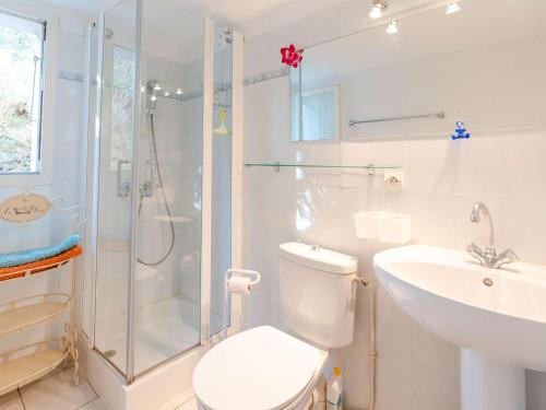 une salle de bain avec une douche, des toilettes et un lavabo dans l'établissement Pavillon Climatisé 3 Pièces avec Piscine, Terrasse, Parking, et Télévision - 4 Couchages - FR-1-409-3, à Narbonne-Plage