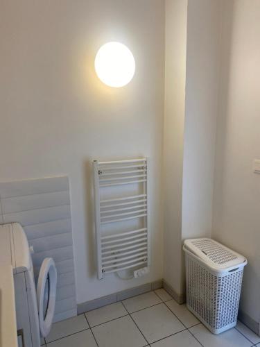 łazienka z toaletą i lampką na ścianie w obiekcie la scribote w mieście Marseillan