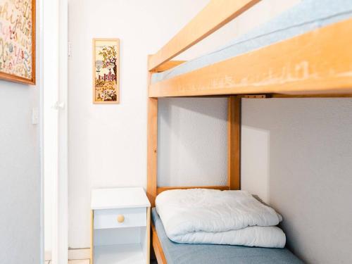 - une petite chambre avec des lits superposés et un bureau dans l'établissement Appartement T2 Cabine - Front de Mer, Parking Privé, 4 Couchages, Narbonne - FR-1-409-6, à Narbonne-Plage