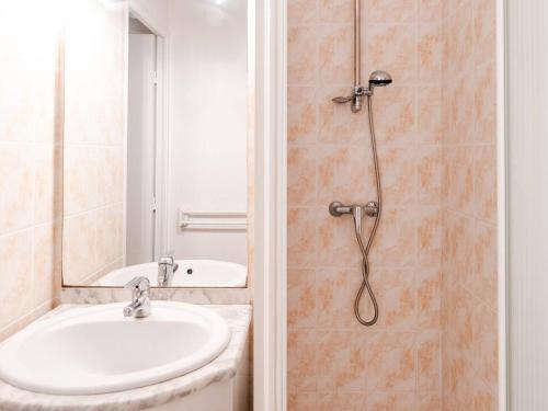 une salle de bain avec un lavabo et une douche dans l'établissement Appartement T2 Cabine - Front de Mer, Parking Privé, 4 Couchages, Narbonne - FR-1-409-6, à Narbonne-Plage