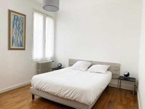 une chambre blanche avec un lit blanc et une fenêtre dans l'établissement The Reverdy, à Chartres