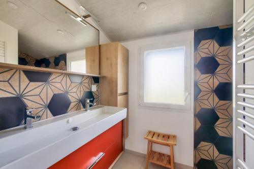 une salle de bain avec un lavabo et une fenêtre dans l'établissement Jard-sur-Mer - Tranquillité assurée, à Jard-sur-Mer