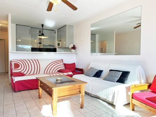 un salon avec un canapé et une table basse dans l'établissement Appartement 2 pièces, climatisé, 100m plage, parking, Le Lavandou - FR-1-251-218, au Lavandou