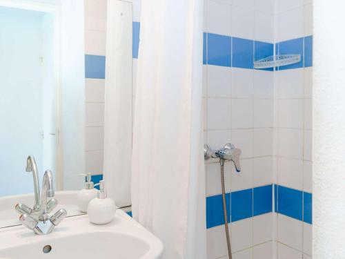 une salle de bain avec un lavabo et une douche dans l'établissement Villa 3 pièces avec piscine, terrasse et parking privé - 4 personnes, animaux acceptés - FR-1-409-20, à Gruissan