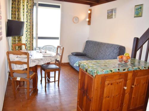 une cuisine et un salon avec une table et un canapé dans l'établissement Duplex 6 couchages avec terrasse, vue mer et parking à Marseillan-Plage - FR-1-387-48, à Marseillan