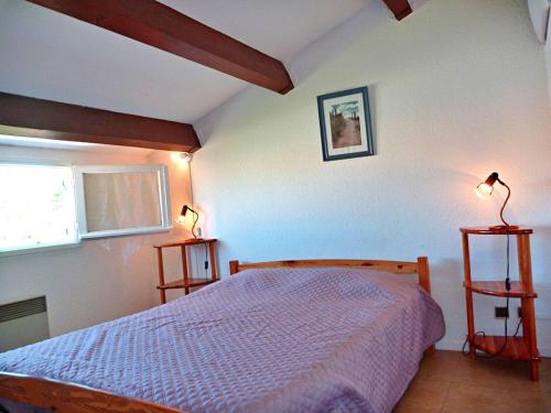 une chambre avec un lit et deux lampes et une fenêtre dans l'établissement Maison confortable à 250m de la plage avec terrasse et parking - 7 couchages - FR-1-387-89, à Marseillan