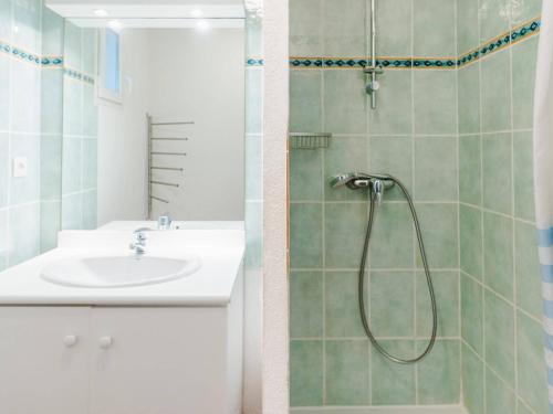 Ένα μπάνιο στο Appartement T3 climatisé avec piscine, balcon, parking, à 400m de la plage - Narbonne-Plage - FR-1-409-30