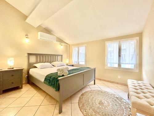 Schlafzimmer mit einem Bett, einem Stuhl und Fenstern in der Unterkunft CC OT La Maison de Paule OLD TOWN PROMENADE DES A in Nizza