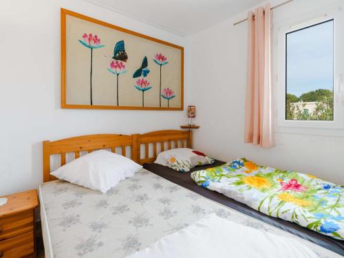 a bedroom with two beds and a window at Villa Gruissan, 3 pièces, 4 personnes - FR-1-409-31 in Gruissan
