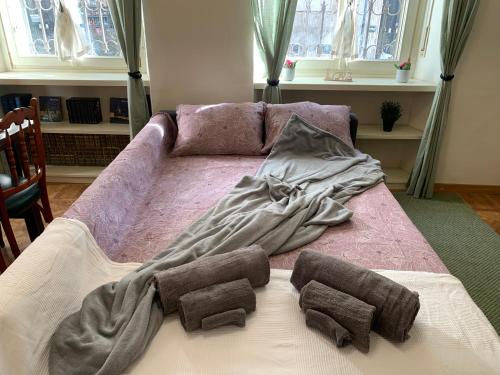 Una cama con una manta rosa encima. en Liberty House - Double apartments, en Chieri