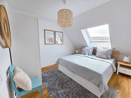 une chambre avec un lit, une chaise et une fenêtre dans l'établissement Familienurlaub im Haus Seeglück, à Wangerland