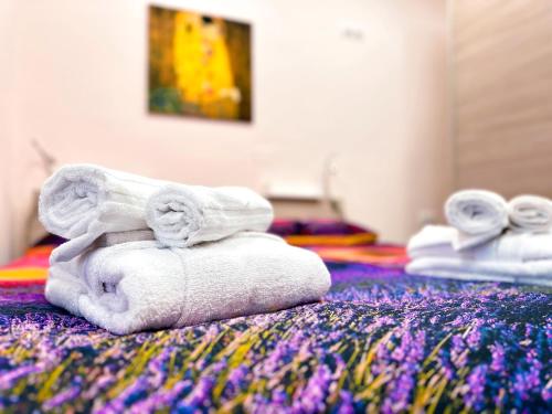 a pile of towels sitting on top of a bed at A Casa di Chicchi in Ovindoli