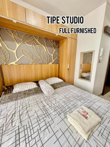ein Schlafzimmer mit einem großen Bett in einem Zimmer in der Unterkunft apartemen transpark cibubur by trend property in Kalimanggis