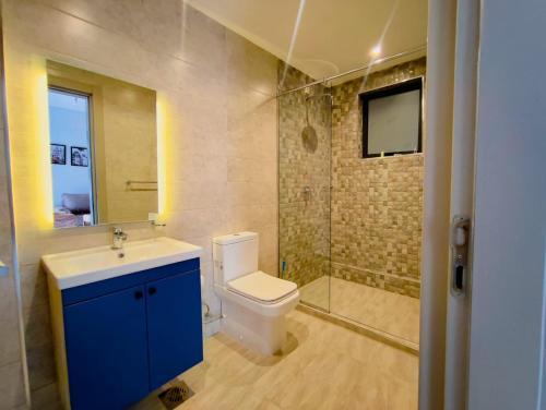 Elite Residence 1 bedroom Westlands with views, gym &pool في نيروبي: حمام مع مرحاض ومغسلة ودش