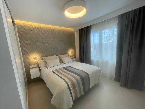 Postel nebo postele na pokoji v ubytování Ático de Lujo Izaro II Totalmente Nuevo