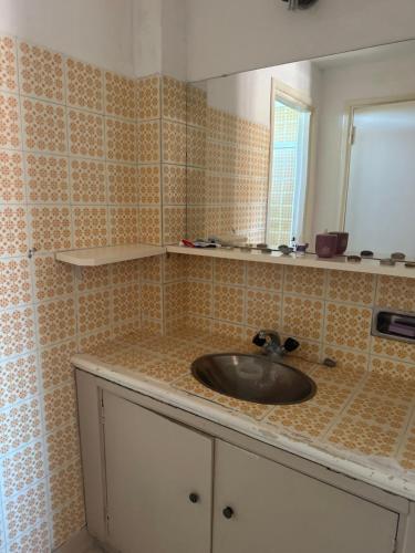 マル・デル・プラタにあるHostel en Punta Mogotes consultar disponibilidadのバスルーム(洗面台、鏡付)