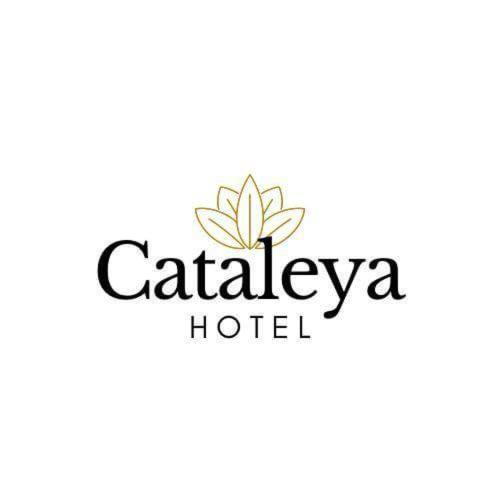 ein Logo für ein Hotel mit einer Blume darauf in der Unterkunft Hotel Cataleya 