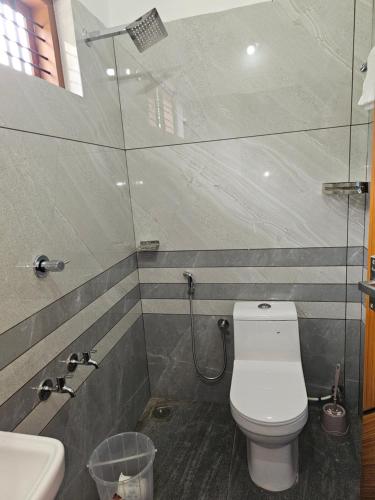 Phòng tắm tại ZEAL HOMES AND APARTMENTS 2 KOOTHATTUKULAM