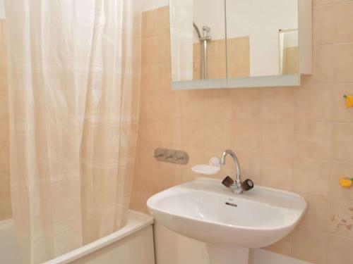 une salle de bain avec un lavabo et une douche dans l'établissement Appartement 2 pièces, 4 couchages avec piscine, proche commerces et théâtre romain à Fréjus - FR-1-226A-366, à Fréjus