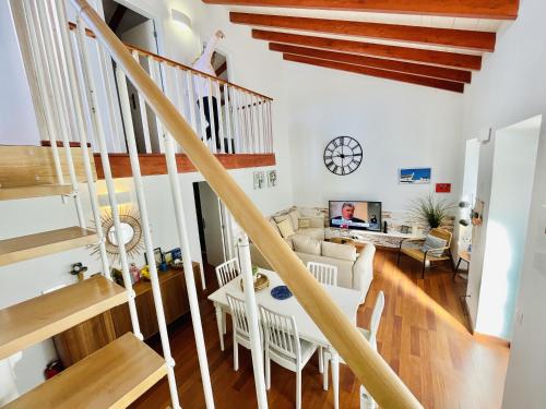 a living room with a table and a couch at Central Cozy Home Ferragudo in Ferragudo