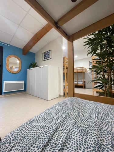 - une chambre avec un grand lit et un mur bleu dans l'établissement CLLCM - Club Leo Lagrange de Camaret-sur-Mer, à Camaret-sur-Mer