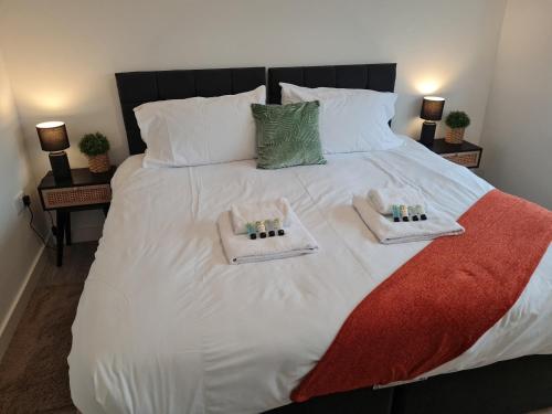 切爾滕納姆的住宿－Lovely 2-Bed Apartment in Cheltenham Spa，一张白色的大床,带两条毛巾