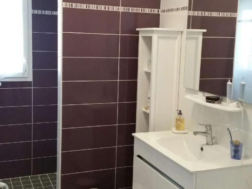 une salle de bain avec un lavabo et un miroir dans l'établissement Maison contemporaine 3 chambres à 400m de la plage avec WiFi – Saint-Georges-d'Oléron - FR-1-246A-24, à Chaucre
